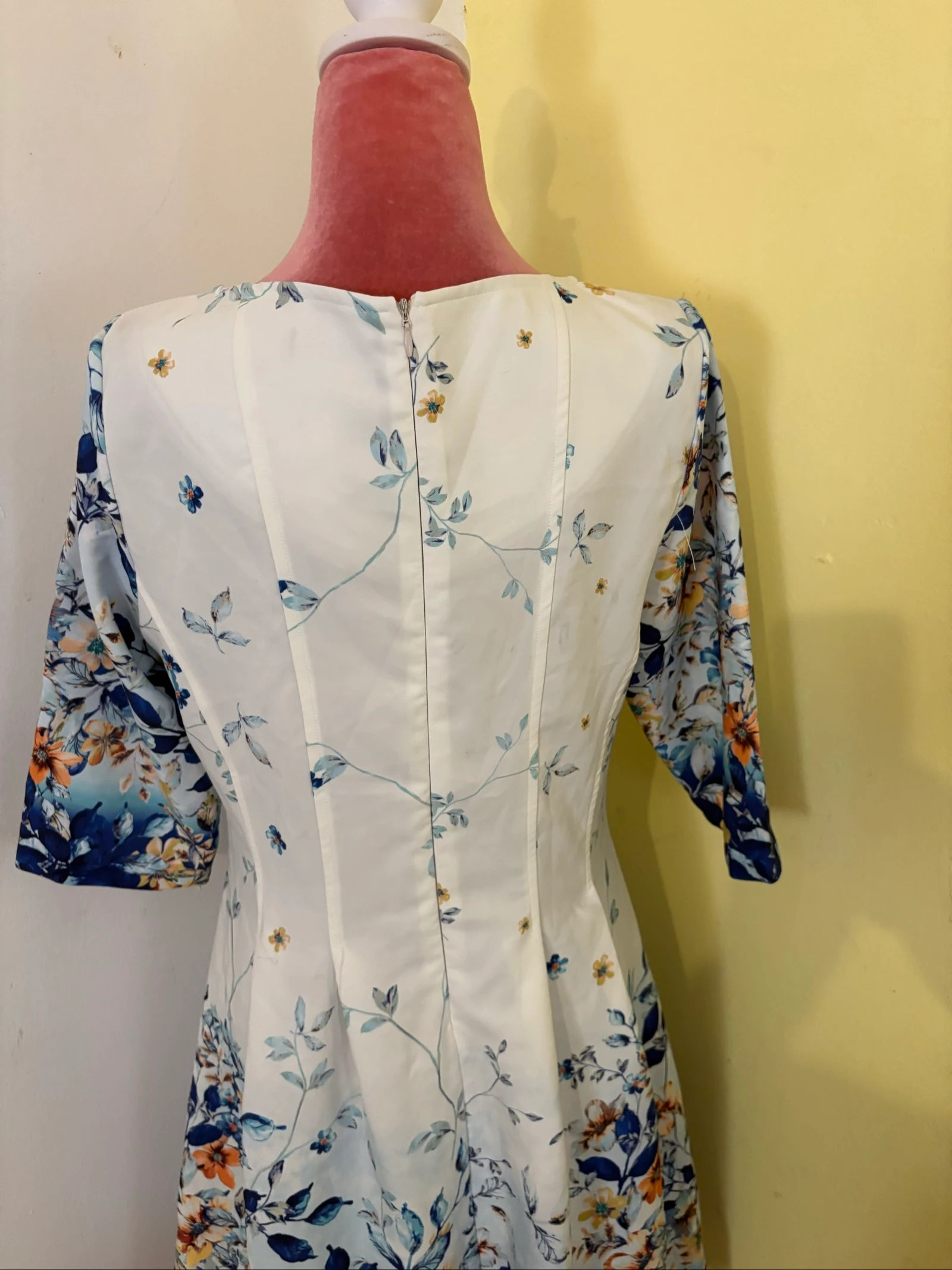 Vestido Midi Branco Floral Azul - Manga 3/4 evasé – photo 4